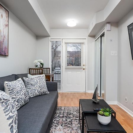 4975 Southampton Drive Hotel Mississauga Bagian luar foto