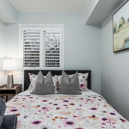 4975 Southampton Drive Hotel Mississauga Bagian luar foto