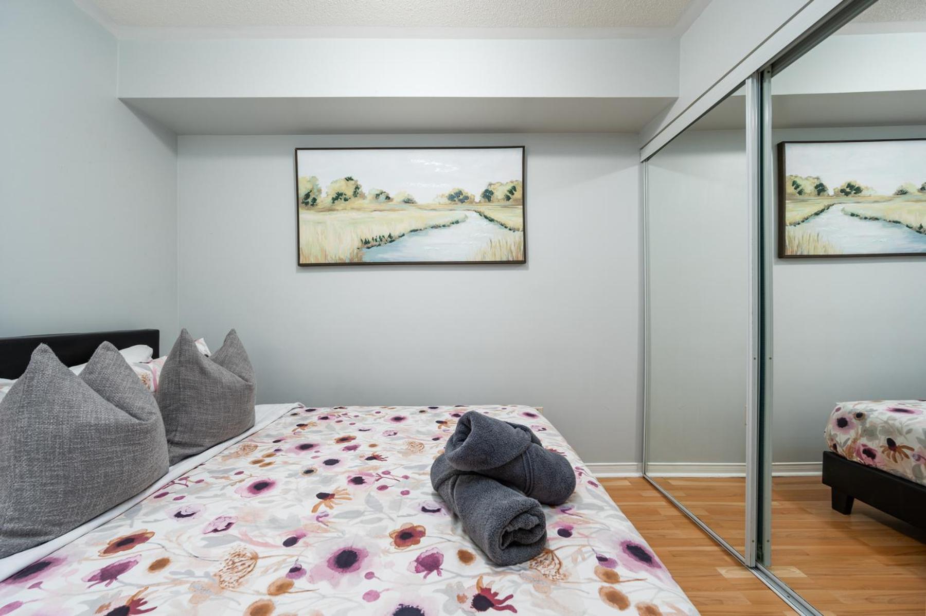 4975 Southampton Drive Hotel Mississauga Bagian luar foto